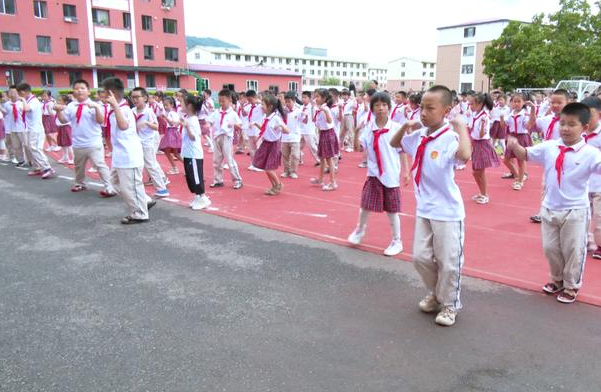 营造了和谐校园文化氛围还能引导学生从小培育积极健康兴趣爱