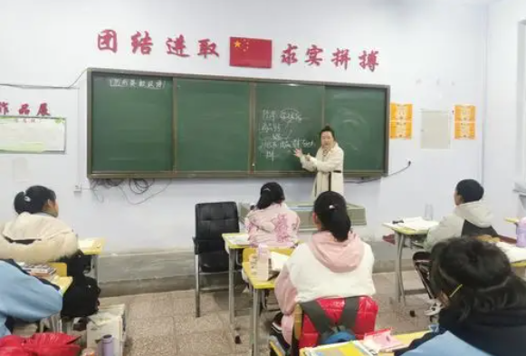 打破传统课堂让老师从讲台前走到了学生后从教师主导到学生主