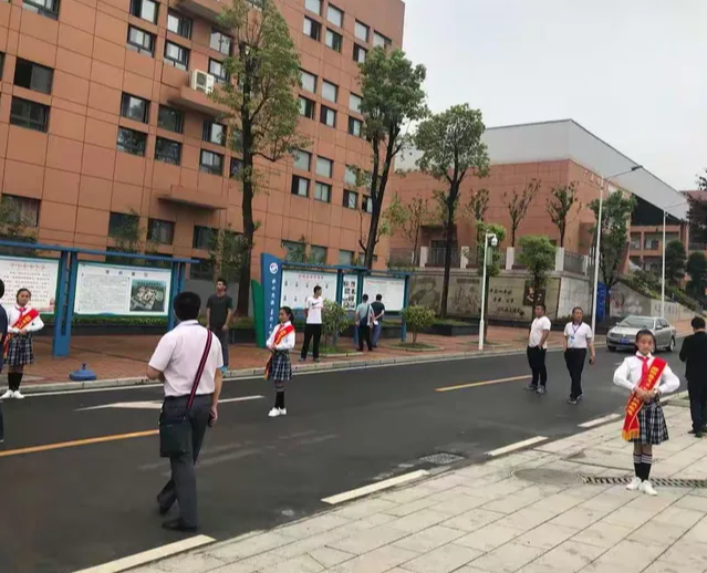 以城带乡以强带弱基础教育“三段两类”